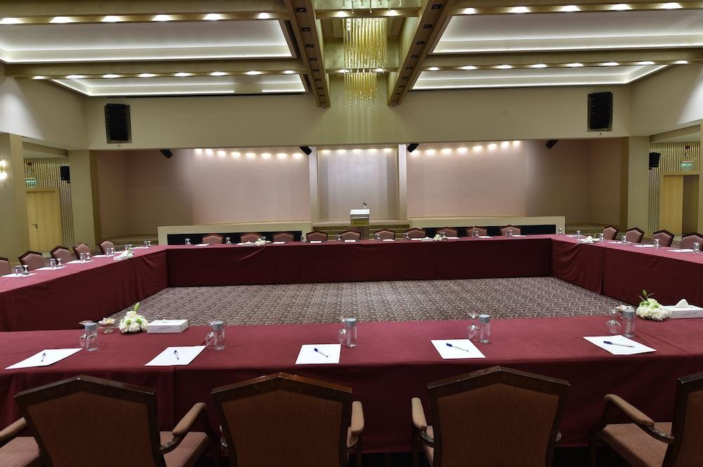 Carlton Al Moaibed Hotel Dammam Eksteriør bilde The conference room of the European University