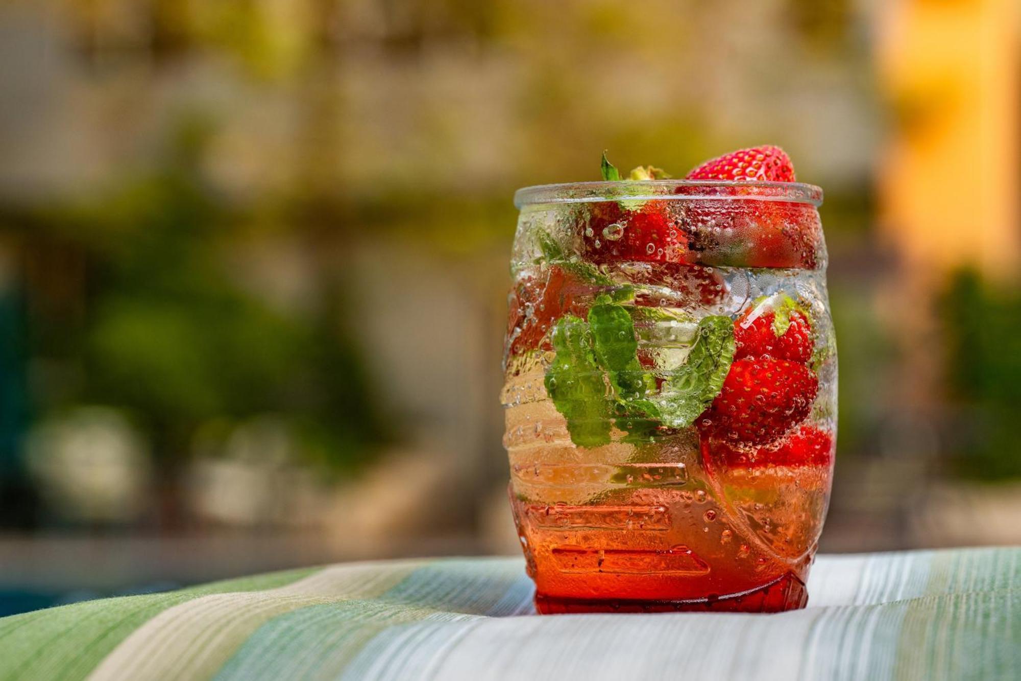 Carlton Al Moaibed Hotel Dammam Eksteriør bilde A strawberry and mint caipirinha