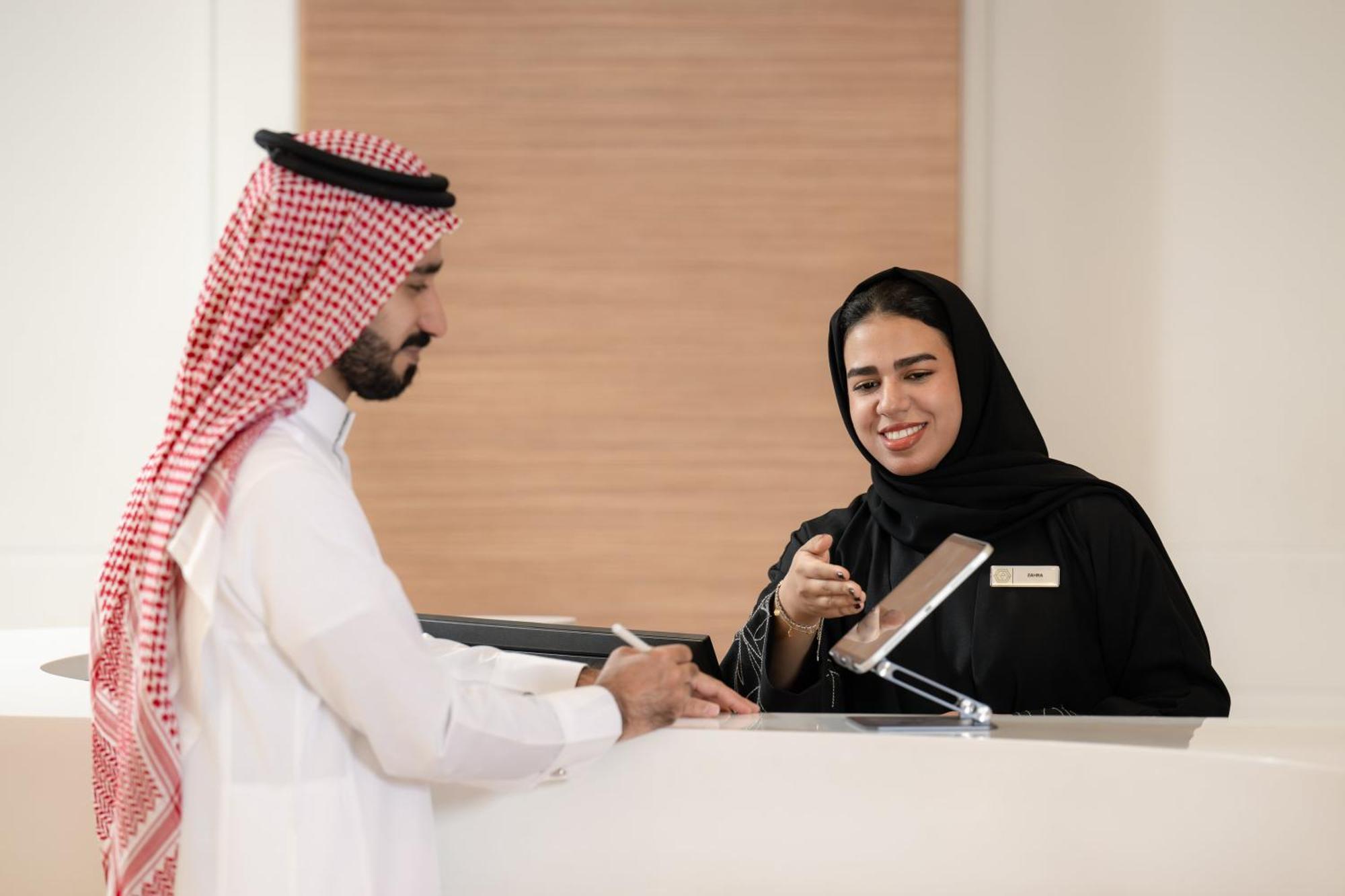 Carlton Al Moaibed Hotel Dammam Eksteriør bilde A Saudi Arabian woman working at a hotel