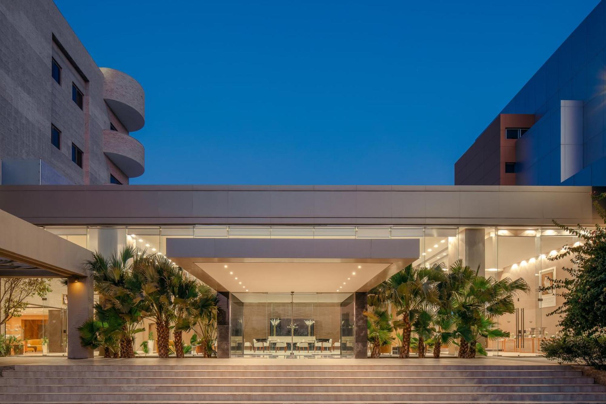 Carlton Al Moaibed Hotel Dammam Eksteriør bilde The main entrance of the hospital