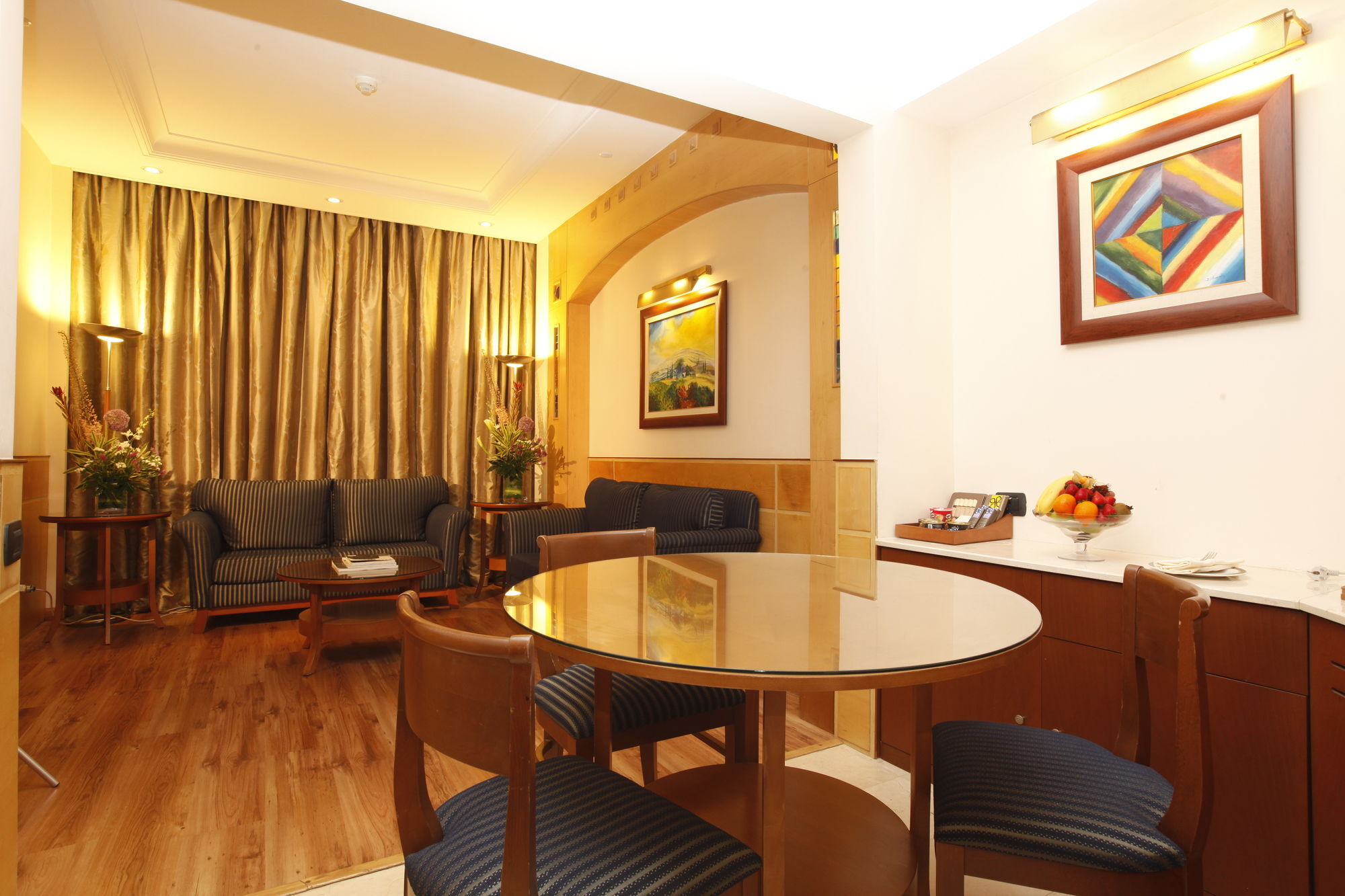 Carlton Al Moaibed Hotel Dammam Eksteriør bilde A suite at the hotel
